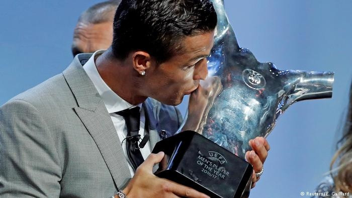 Đây là lần thứ ba Ronaldo giành danh hiệu Cầu thủ xuất sắc nhất châu Âu. Ảnh: Reuters