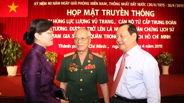 Bí thư Thành ủy TP HCM Lê Thanh Hải và Phó Bí thư Thành ủy TP HCM Nguyễn Thị Quyết Tâm trao đổi với Thiếu tướng Phan Khắc Hy, nguyên Phó Tư lệnh Bộ đội Trường Sơn