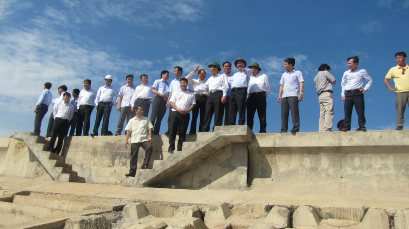 Đoàn công tác Chính phủ kiểm tra thi công xây Kè chống xói lở ven biển khu vực xóm Rớ giai đoạn một.