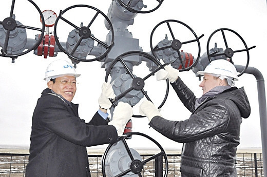 Chủ tịch PVN Phùng Đình Thực (trái) mở van đón dòng dầu đầu tiên ở Nhenhexky (LB Nga).