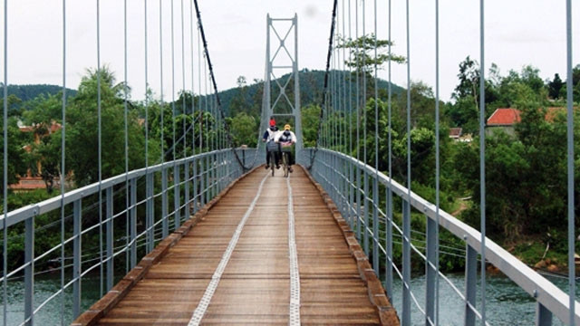 Cầu treo Liên Trạch (Bố Trạch, Quảng Bình) sửa chữa xong tạo thuận lợi cho người dân đi lại.