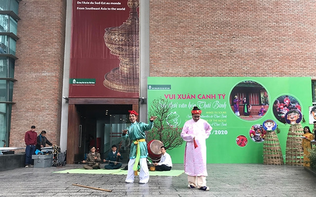 Biểu diễn chèo làng Khuốc.