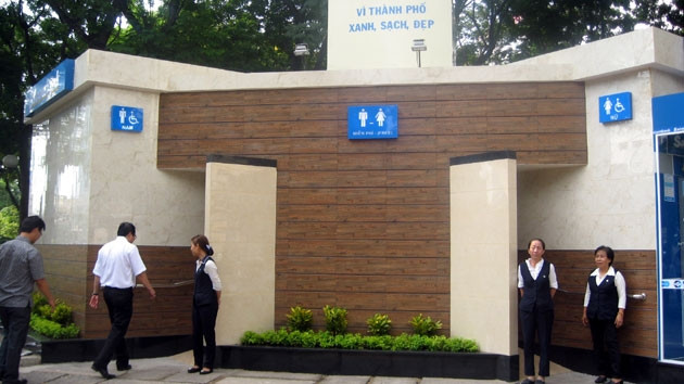 Người dân sử dụng miễn phí nhà vệ sinh công cộng cao cấp tại Công viên 23-9 trong ngày 12-4.