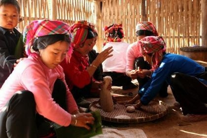 Người Hà Nhì ở A Pa Chải làm bánh dày truyền thống chuẩn bị đón Tết cơm mới.