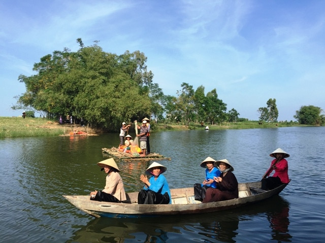 Hát dân ca trên sông.