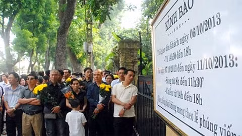 Đoàn người chờ vào tưởng niệm Đại tướng đến từ rất sớm và xếp hàng trật tự.