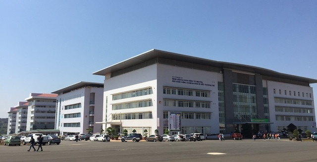 Mặc dù được đầu tư xây dựng cơ sở vật chất khang trang, nhưng từ đầu năm 2019 đến nay tại Bệnh viện đa khoa vùng Tây Nguyên đã có hàng chục bác sĩ thôi việc vì lương thấp, xa trung tâm...