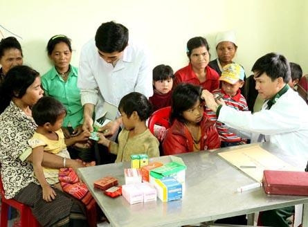 Cán bộ Trạm Y tế Quân dân y khám bệnh, phát thuốc và tuyên truyền vệ sinh phòng bệnh cho đồng bào dân tộc Bru Vân Kiều ở