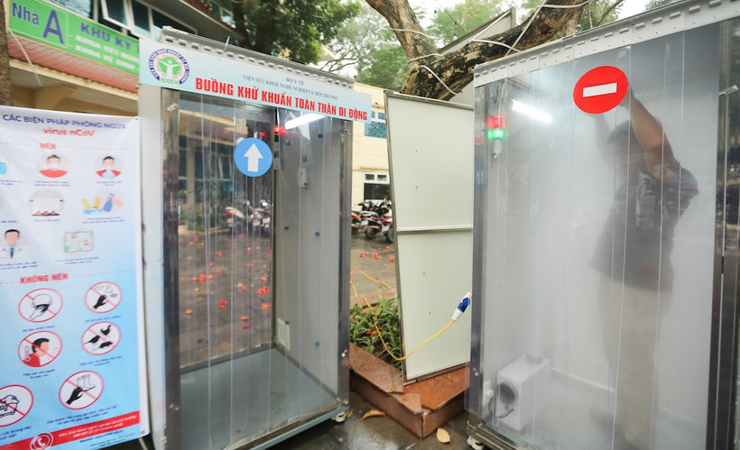 Để phòng chống dịch bệnh Covid-19, Viện Sức khỏe nghề nghiệp và môi trường (SKNN&MT) – Bộ Y tế đã phối hợp với Trường đại học Bách khoa Hà Nội thiết kế, chế tạo thành công buồng khử khuẩn toàn thân sử