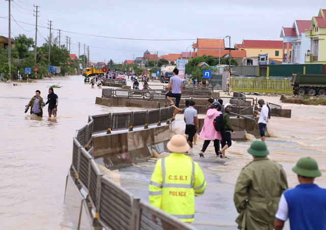 Tuyến quốc lộ 1A, đoạn qua thị xã Ba Đồn được lực lượng chức năng tỉnh Quảng Bình nỗ lực thông đường.