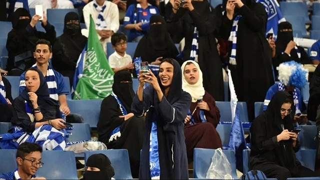 Phụ nữ A-rập Xê-út trên khán đài trận bóng ngày 9-9-2019. (ẢNH: AFC)
