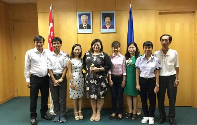 Đoàn Nữ Ngọc Linh (thứ tư từ phải sang) chụp ảnh lưu niệm với Lãnh sự quán Singapore tại TP Hồ Chí Minh.