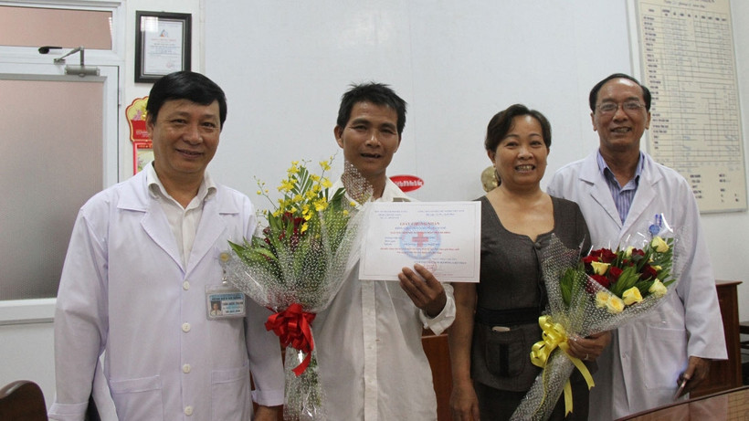 Anh Phan Văn Trường và chị gái Phan Thị Nguyệt tại lễ tri ân.