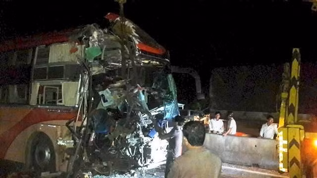 Hiện trường vụ tai nạn, một xe khách bị hư hỏng hoàn toàn phần đầu.