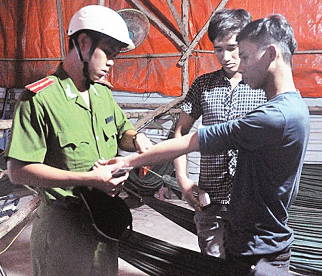 Lực lượng chức năng ra quân kiểm tra người nghiện ma túy Ảnh: TUẤN HƯNG