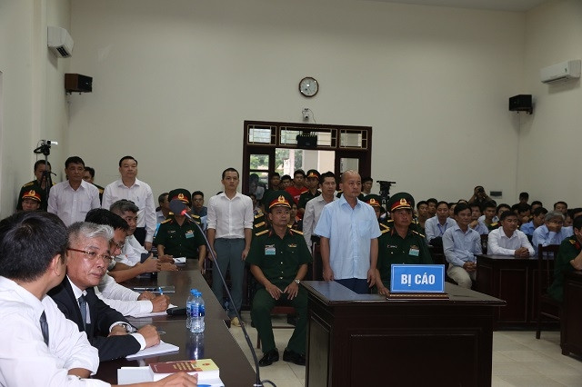 Bị cáo Đinh Ngọc Hệ và các bị cáo tại phiên tòa.