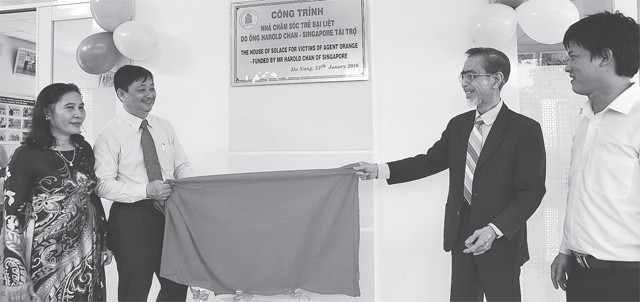Ông Harold Chan Soo York (người thứ hai, từ phải sang) trong lễ khánh thành khu nội trú dành cho trẻ em bị nhiễm chất độc da cam/đi-ô-xin.
