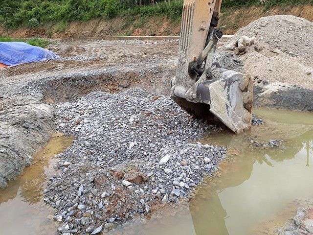 “Công nghệ” trộn bê-tông của nhà thầu thi công.