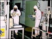 Kiểm tra chất phóng xạ
trong nhà máy.