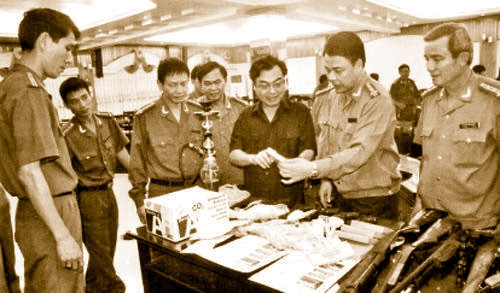 Công an TP Nam Ðịnh kiểm đếm tang vật thu được từ những vụ án.