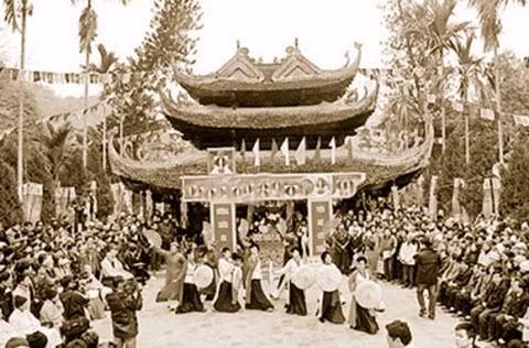 Biểu diễn văn nghệ trong ngày khai hội chùa Hương.