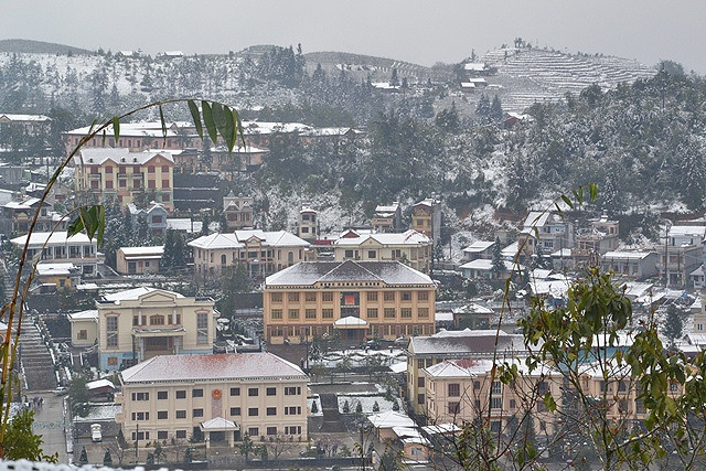 Hai ngày nay tuyết đã phủ trắng thị trấn Sa Pa.