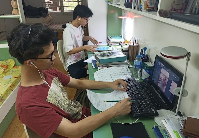 Học sinh tiếp tục học từ xa trong thời gian nghỉ phòng tránh dịch bệnh Covid-19 (Ảnh: DUY LINH)