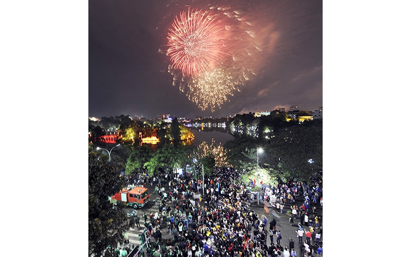 Màn bắn pháo hoa đêm Giao thừa tại khu vực hồ Hoàn Kiếm (Hà Nội). Ảnh: NGUYÊN KHOA