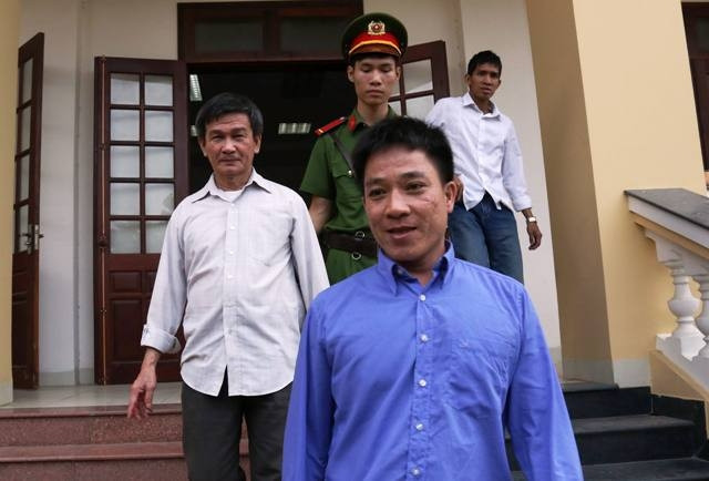 Hai bị cáo Phan Thế Thượng (trái) và Trần Văn Giang (phải) được Hội đồng xét xử cho tại ngoại.