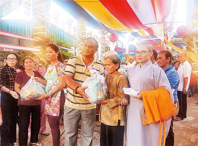 Đông đảo người dân thành phố dự lễ Vu lan tại chùa Vĩnh Nghiêm sáng 4-9.