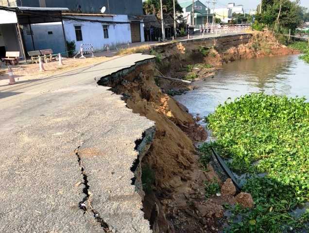 Sạt lở quốc lộ 91 nguy cơ còn tiếp tục xảy ra.