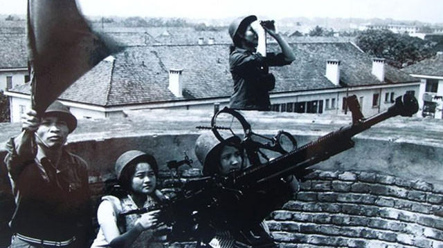 Tổ bắn máy bay chiến thuật của dân quân tự vệ TP Hà Nội trong chiến dịch phòng không tháng 12-1972. Ảnh tư liệu