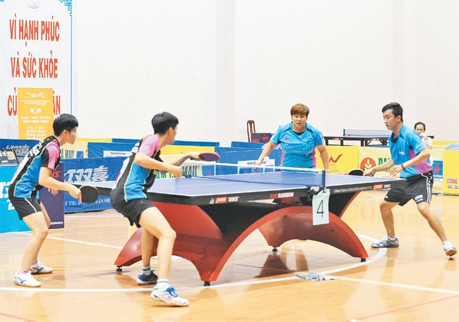 Trận chung kết nội dung đôi nam nữ giữa các tay vợt Mỹ Trang - Đình Duy (Petrosetco Hồ Chí Minh - TP Hồ Chí Minh) và Tuấn Anh - Thu Hà (Vicem Hoàng Thạch Hải Dương). Ảnh: DUY LINH