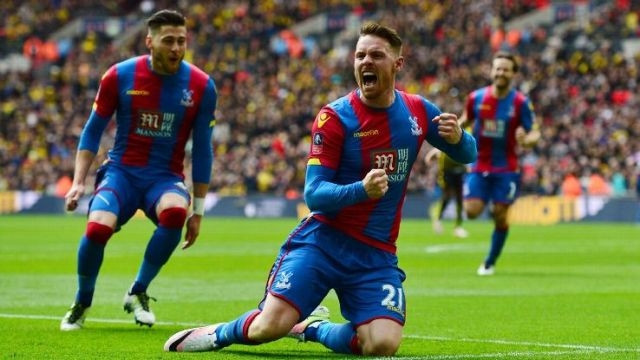 C. Wickham (phải) ghi bàn quyết định đưa Crystal Palace vào chung kết.