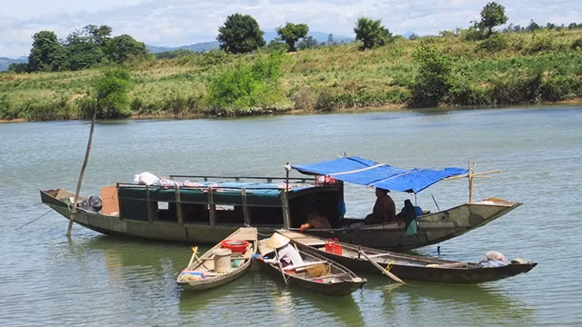 Cảnh sống của người dân vạn đò trên sông Hiếu (Cam Lộ, Quảng Trị).