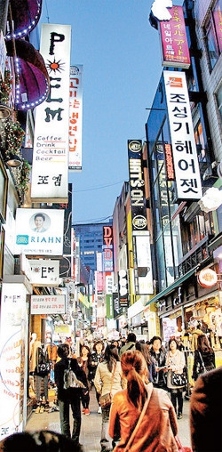 Những khu mua sắm với biển quảng cáo chen chúc.