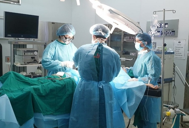 Các bác sĩ mổ cấp cứu cho bệnh nhân. 