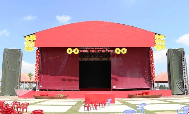 Sân khấu ngoài trời, một trong những công trình xây dựng trái phép dưới chân núi.