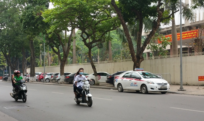 Tình trạng học sinh đi xe máy điện không đăng ký, không đội mũ bảo hiểm vẫn còn phổ biến trên các tuyến phố Hà Nội.