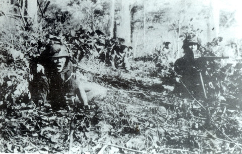 Bộ đội đánh địch ở An Khê (Trung Bộ). Ảnh tư liệu