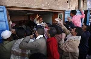 Người dân Yemen tranh nhau mua lương thực. (Ảnh AP)