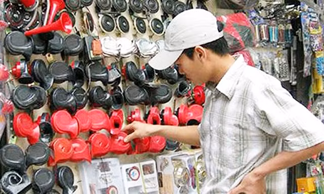 Nhiều loại còi hơi được bày bán tại khu vực phố Thịnh Yên (Hà Nội). Ảnh: TÚ ANH