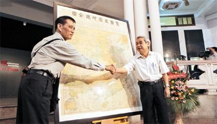 TS Mai Hồng (trái) với tấm bản đồ.