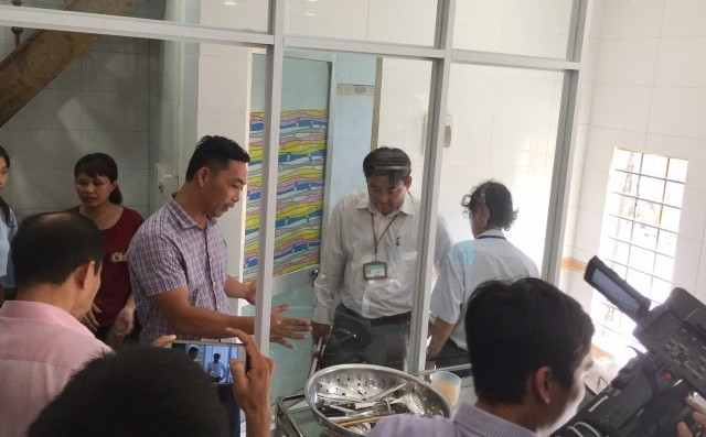 Quán Cơm gà bà Buội Hội An (quận Sơn Trà, TP Đà Nẵng) đã đóng vách ngăn giữa toilet và khu vực chế biến, tuy nhiên chưa đáp ứng yêu cầu của đoàn kiểm tra.