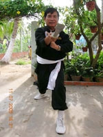 Võ sư Lê Hoàng Minh<BR> biểu diễn đao pháp cổ<BR> truyền của Thiếu Lâm <BR>Bắc Phái.