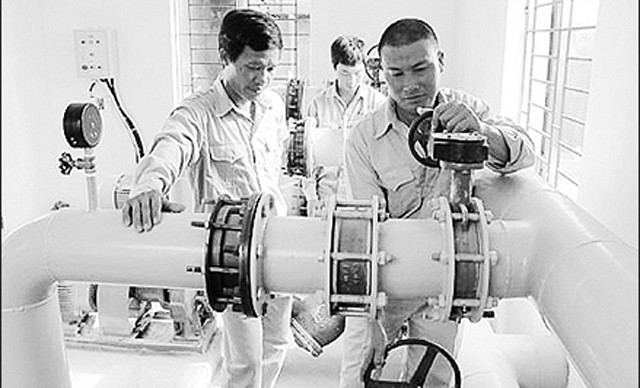 Công nhân Nhà máy nước sạch An Thịnh, huyện Lương Tài (Bắc Ninh) vận hành hệ thống máy bơm cao áp.