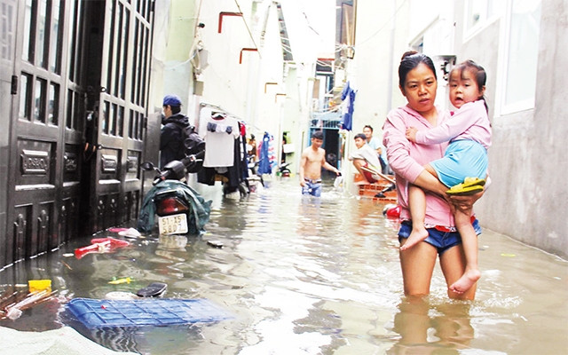 Ngập nặng do triều cường tại phường Thảo Điền, quận 2. Ảnh: Tiến Long