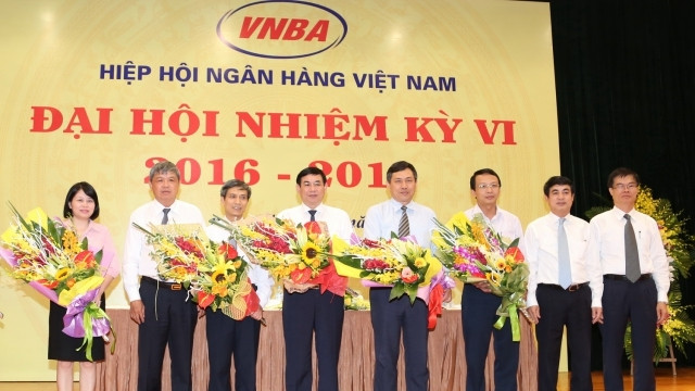 Tân Chủ tịch Hội đồng VNBA Phan Đức Tú (thứ tư từ trái sang) và các thành viên hội đồng ra mắt Đại hội.