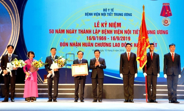 Bệnh viện Nội tiết Trung ương đón nhận Huân chương Lao động hạng Nhất.