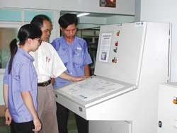 Hướng dẫn học sinh thực tập tại phòng<br>thực tập Lạnh - điều hòa không khí<br>do Pháp tài trợ cho Trường Trung học<br>c
